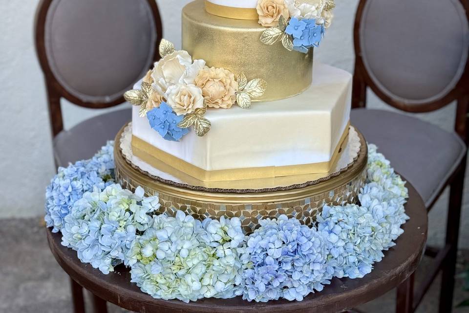 Pastel dorado y hortensias
