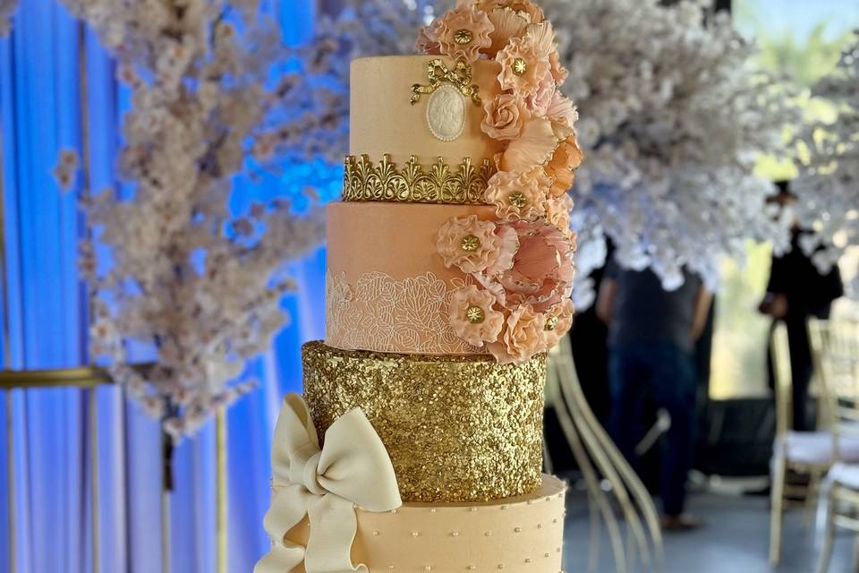 Pastel coral y oro