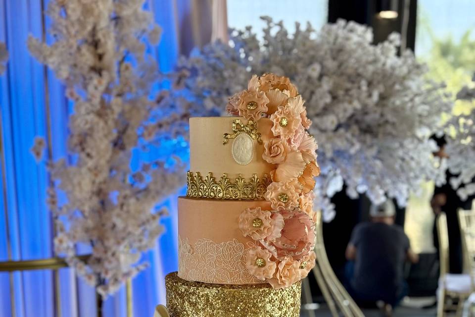 Pastel oro y coral
