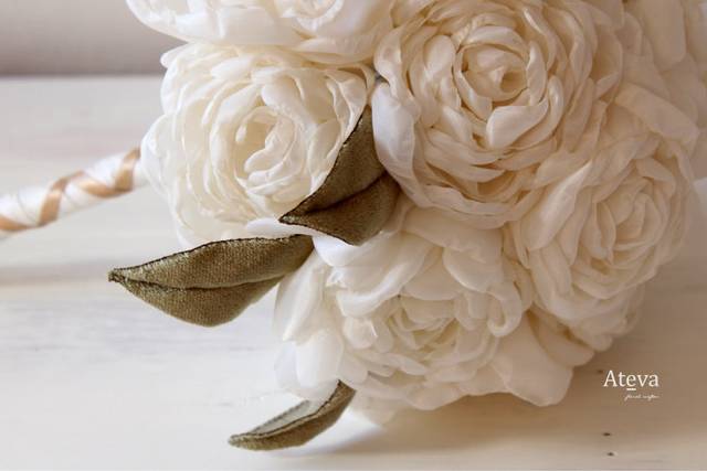 Clásico ramo blanco de peonia