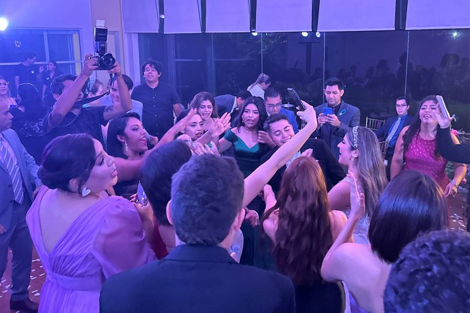 Novia no para de bailar