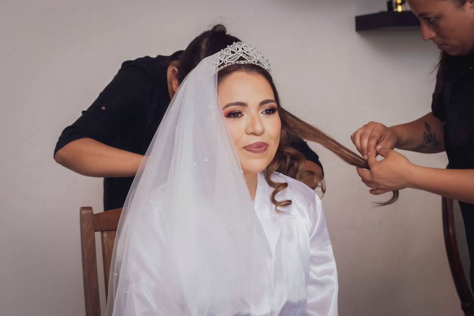 Arreglando el cabello de la novia