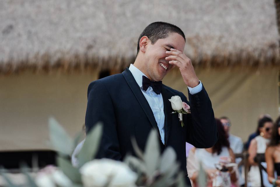Novio llora de emoción