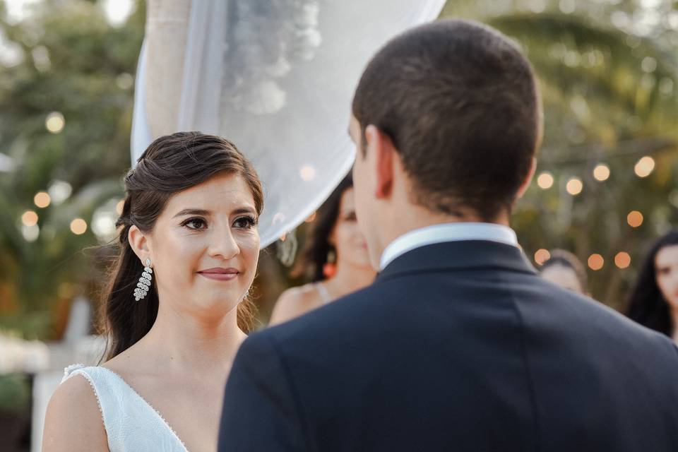 Novia y novio se miran