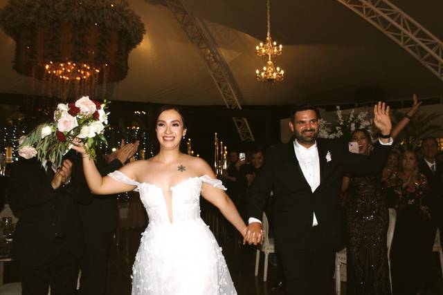 Novios entrando a la fiesta