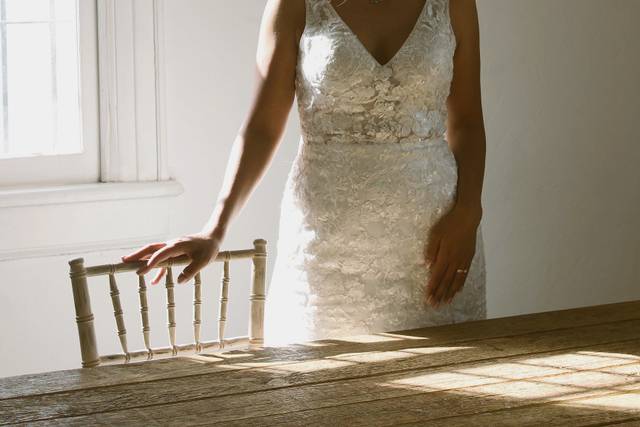 Novia recargada en una silla