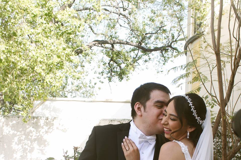 Novio dándole un beso en el cachete a la novia