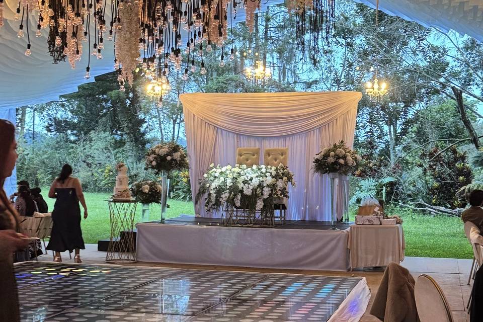 Mesa de novios con tela