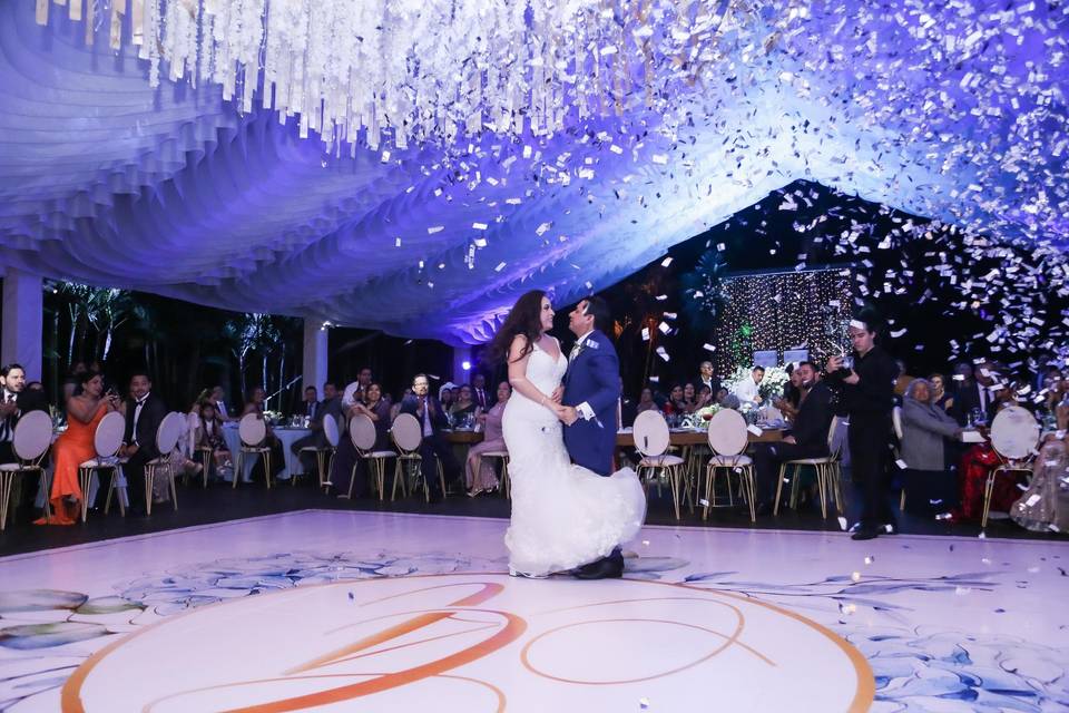 Vals de novios y confeti