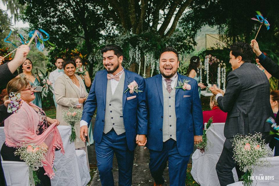 Novios saliendo de ceremonia