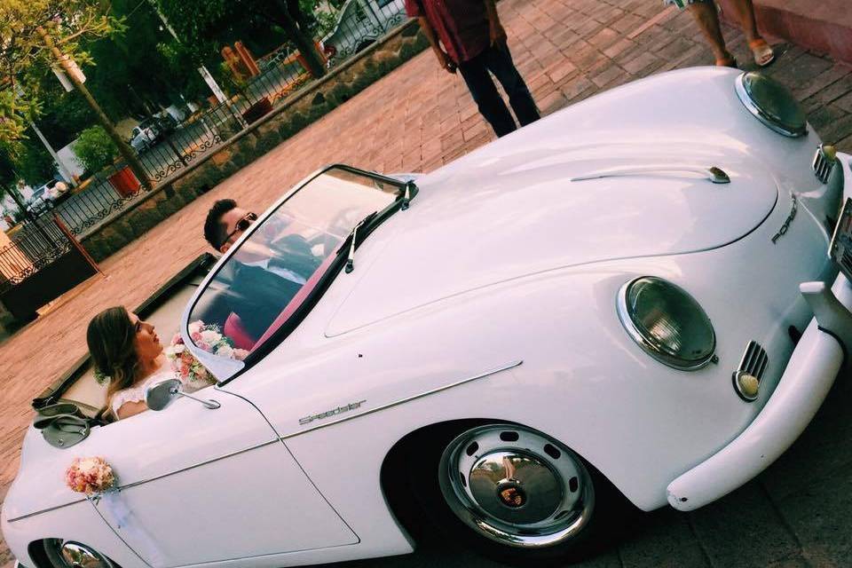 Novios saliendo de la iglesia