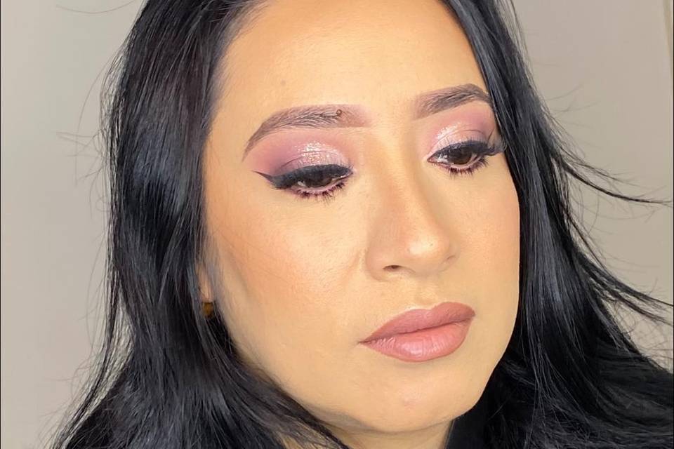 Mujer con make up rosa