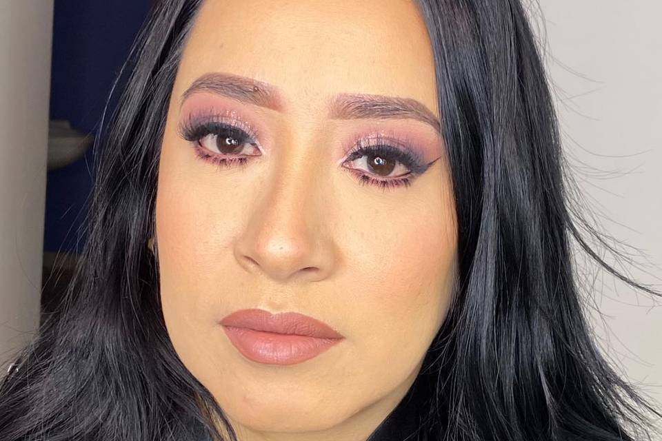 Mujer con maquillaje rosa