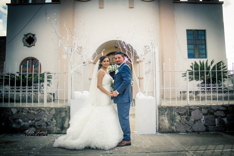 Pareja agarrada de la mano