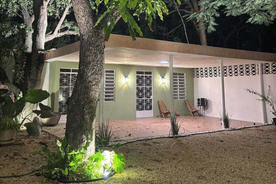Jardín posterior de noche