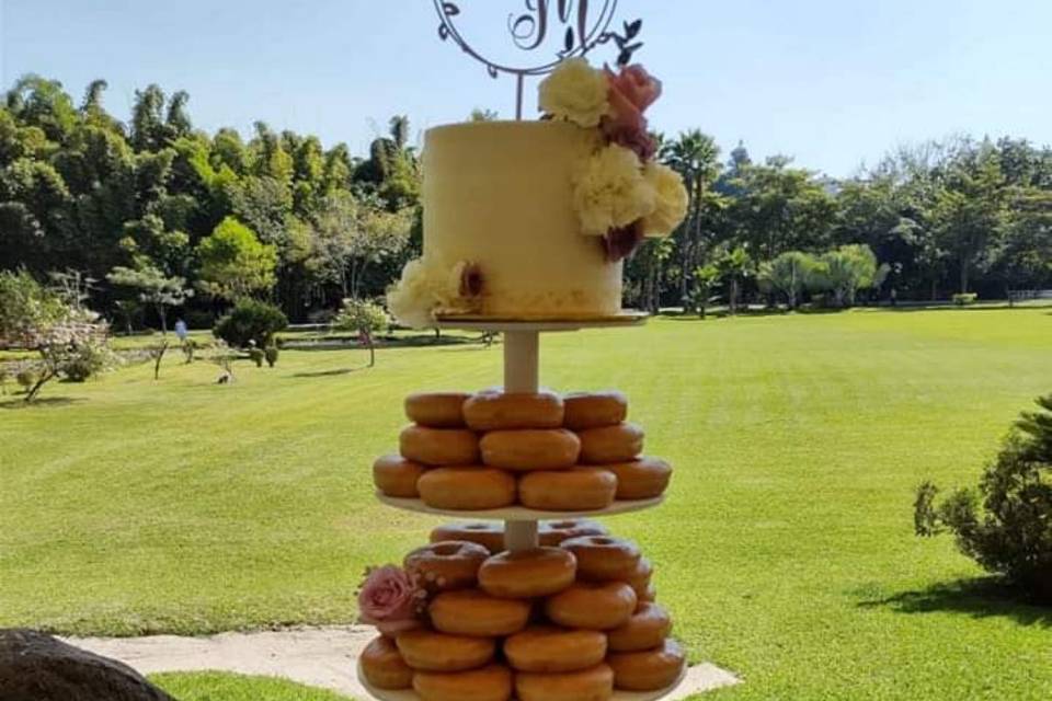 Pastel y torre de donas