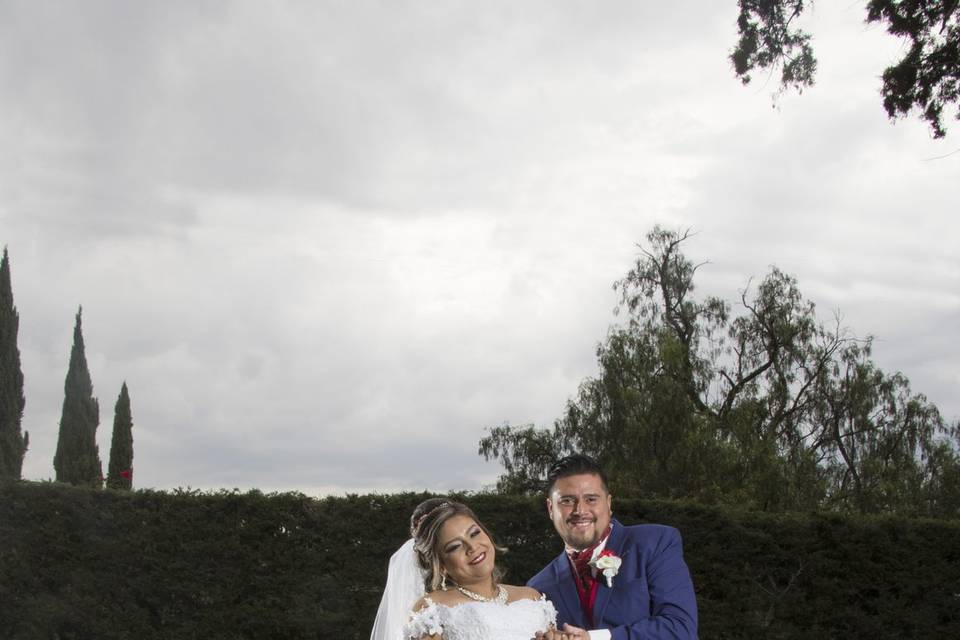 Pareja posando feliz en el jardín