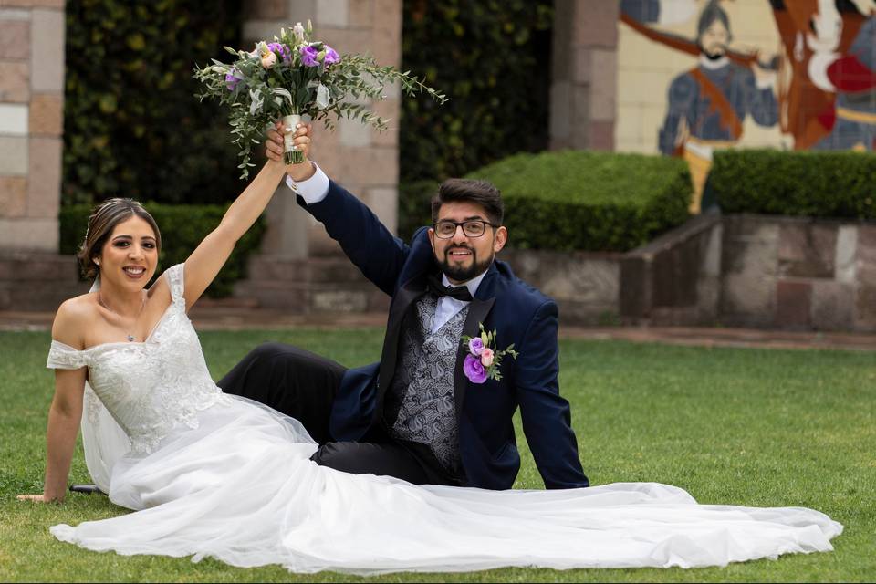 Novios sentados en el jardín