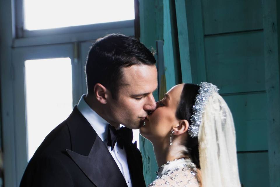 Recién casados besándose