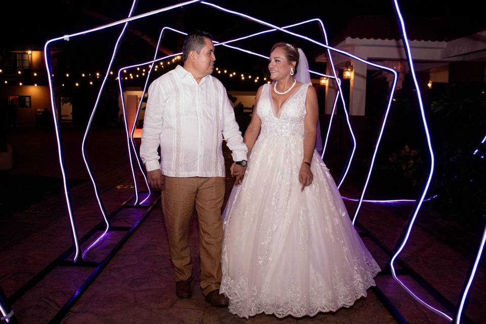 Pareja agarrada de la mano