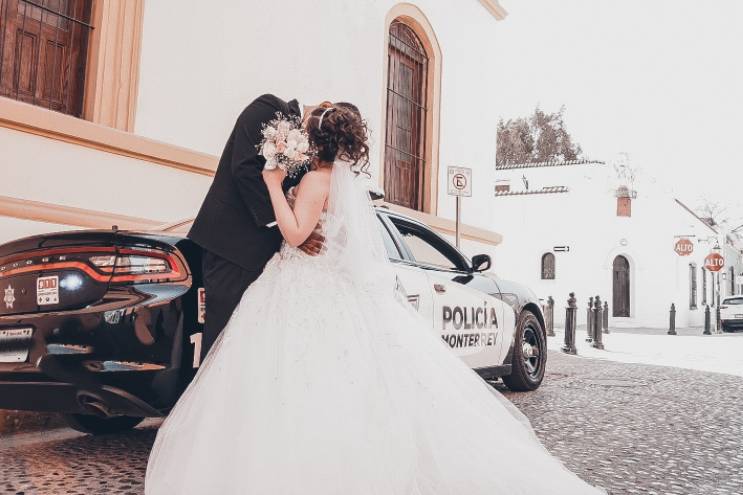Novios besándose