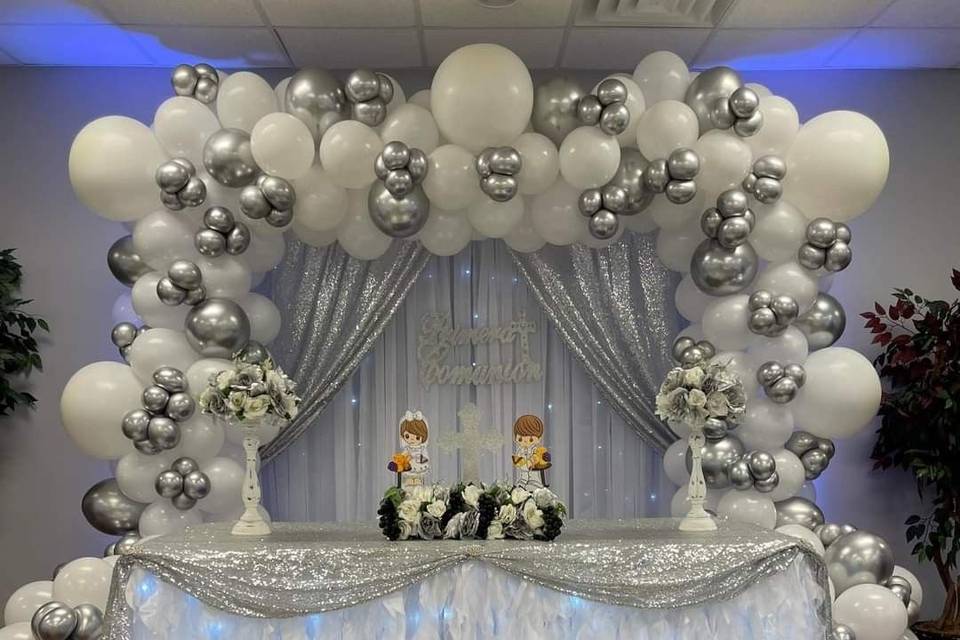 Mesa decorada con globos