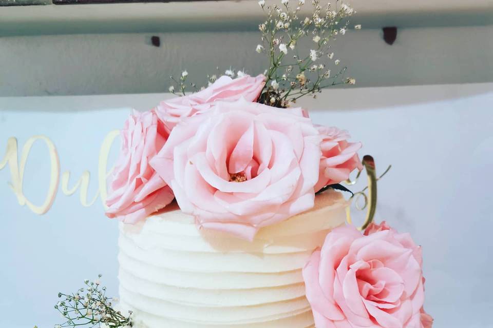 Pastel con rosas rosas