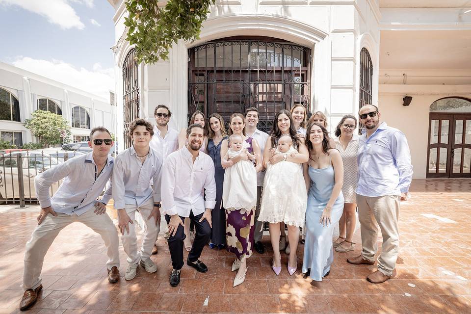 Invitados posando