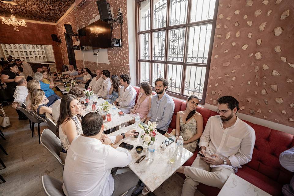 Reunión en un salón