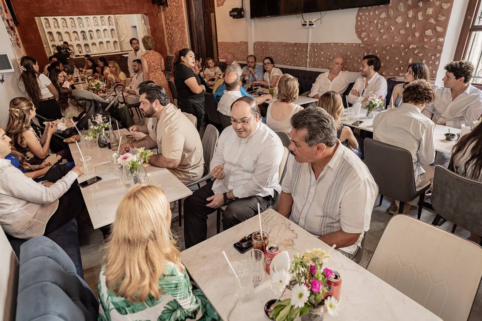 Invitados en las mesas