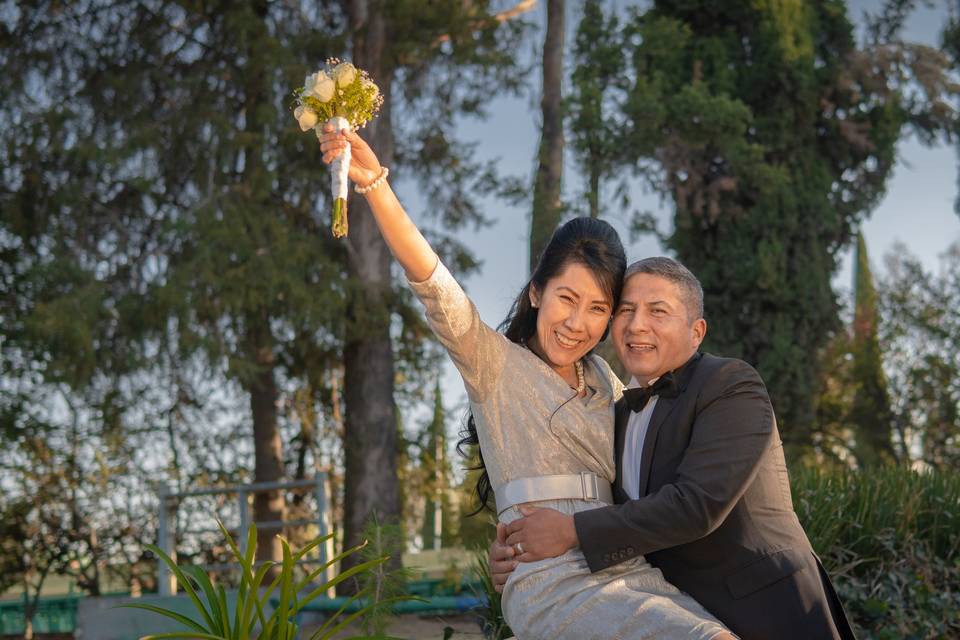 Novios celebrando