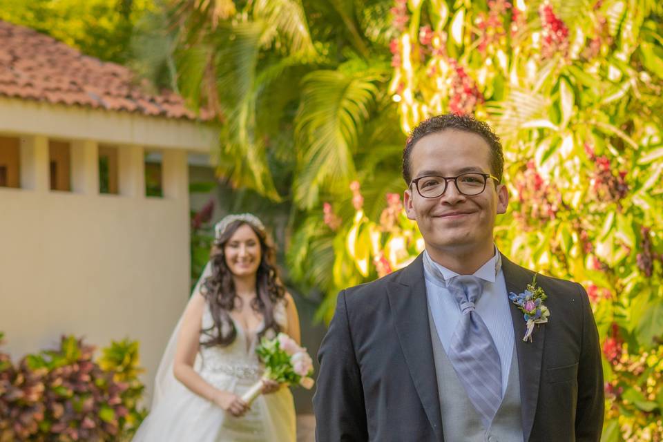 Novio de espalda esperando a la novia en el jardín