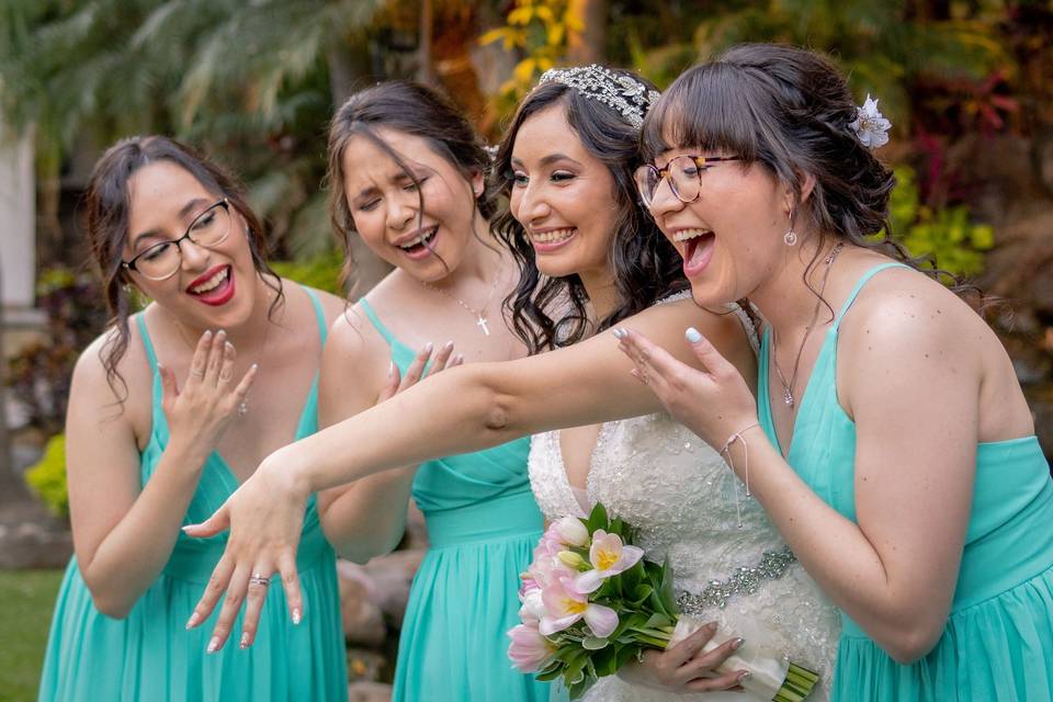 Novia enseñando el anillo con sus damas de honor