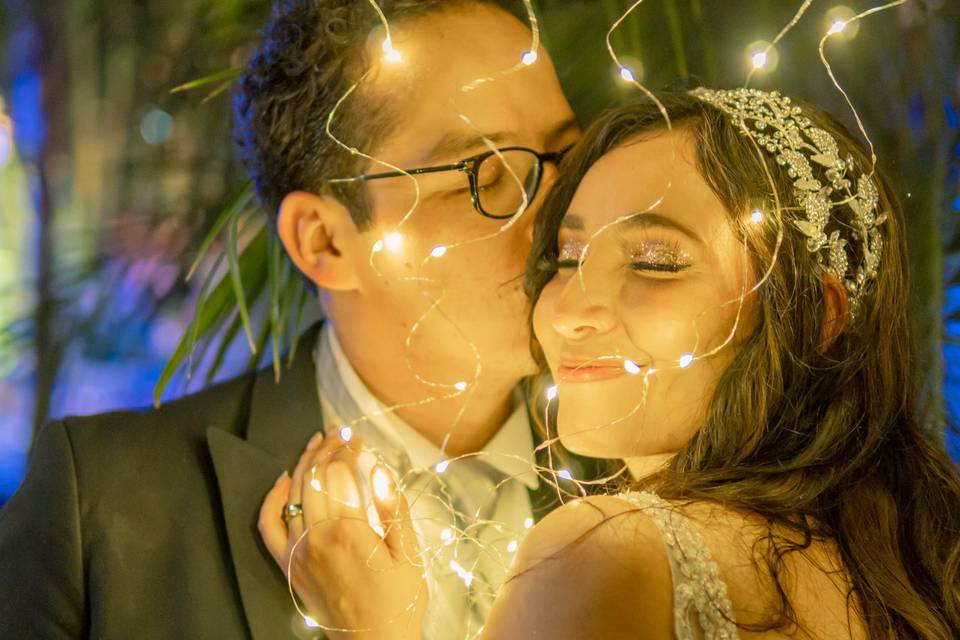 Novios abrazados con luces led