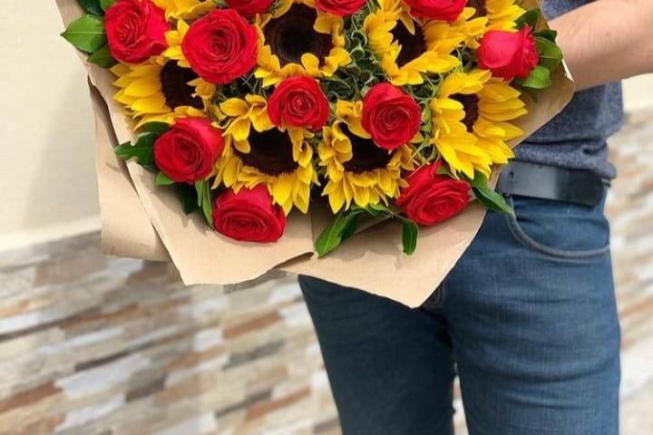 Bouquet de rosas y girasoles