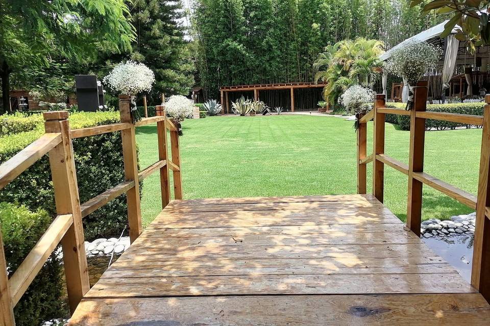 Puente de madera decorado con flores