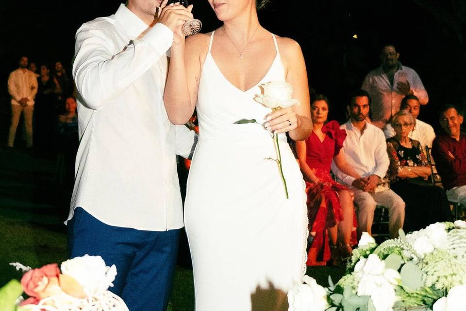 Novios brindando