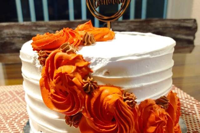 Pastel blanco con naranja
