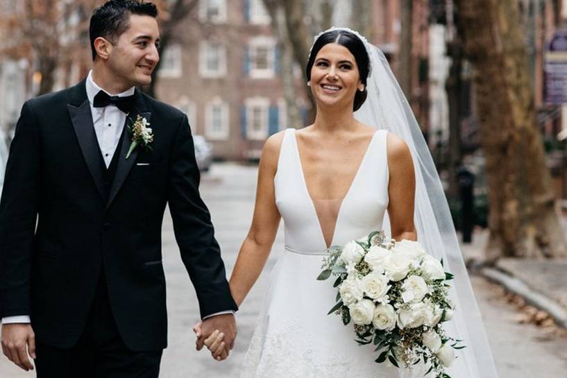 Novios caminando de la mano