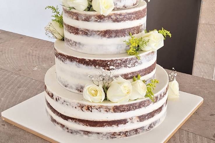 Naked cake con rosas naturales