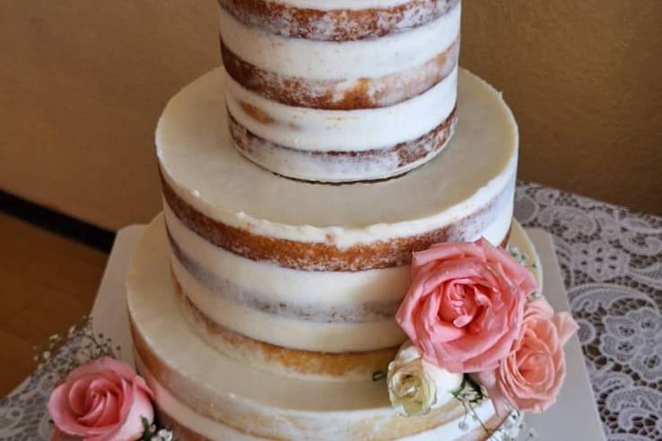 Naked cake con rosas naturales