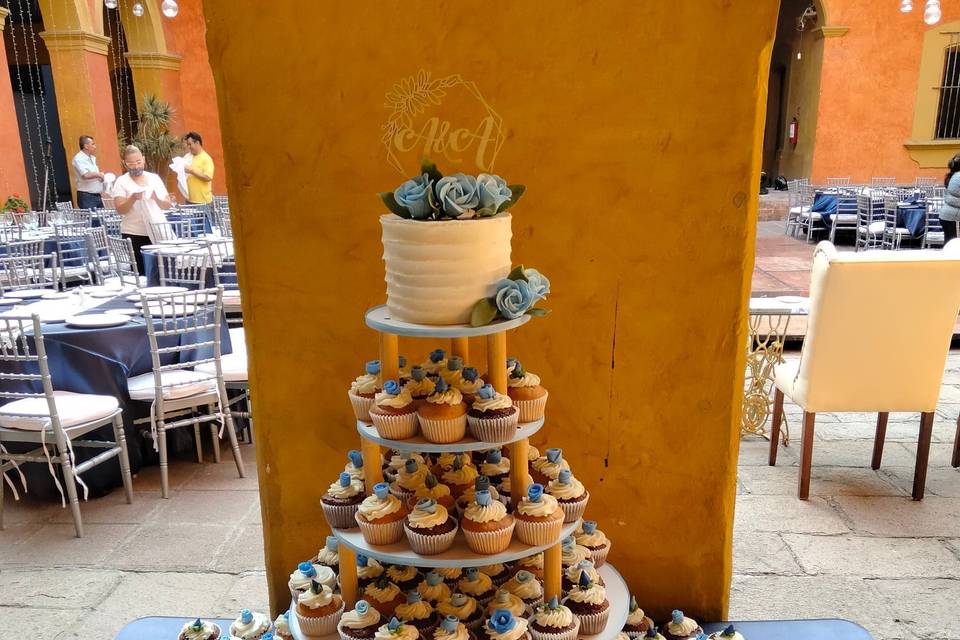 Torre de cupcakes azul