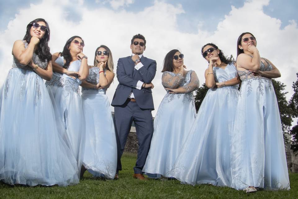 Novio con las damas de honor