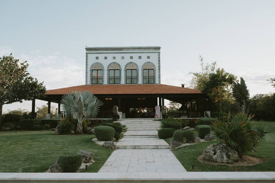 Entrada con jardín