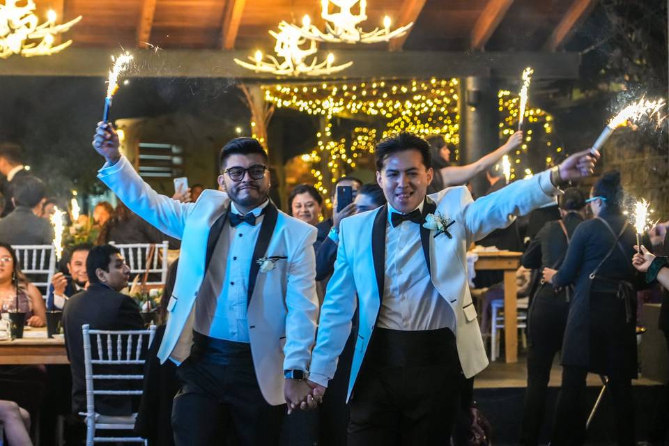 Novios agarrados de la mano festejando