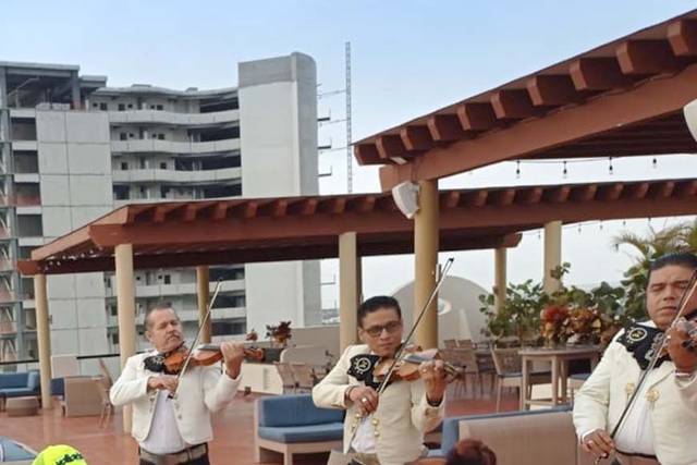Mariachi tocando en una terraza