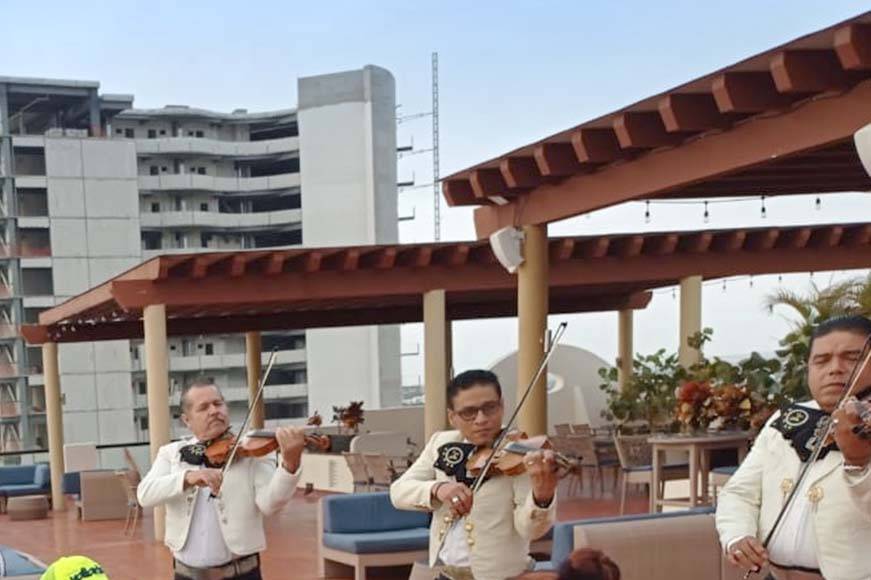 Mariachi tocando en una terraza