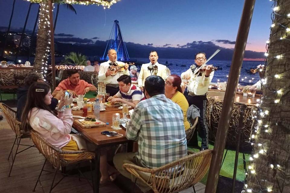 Mariachi tocando en la cena