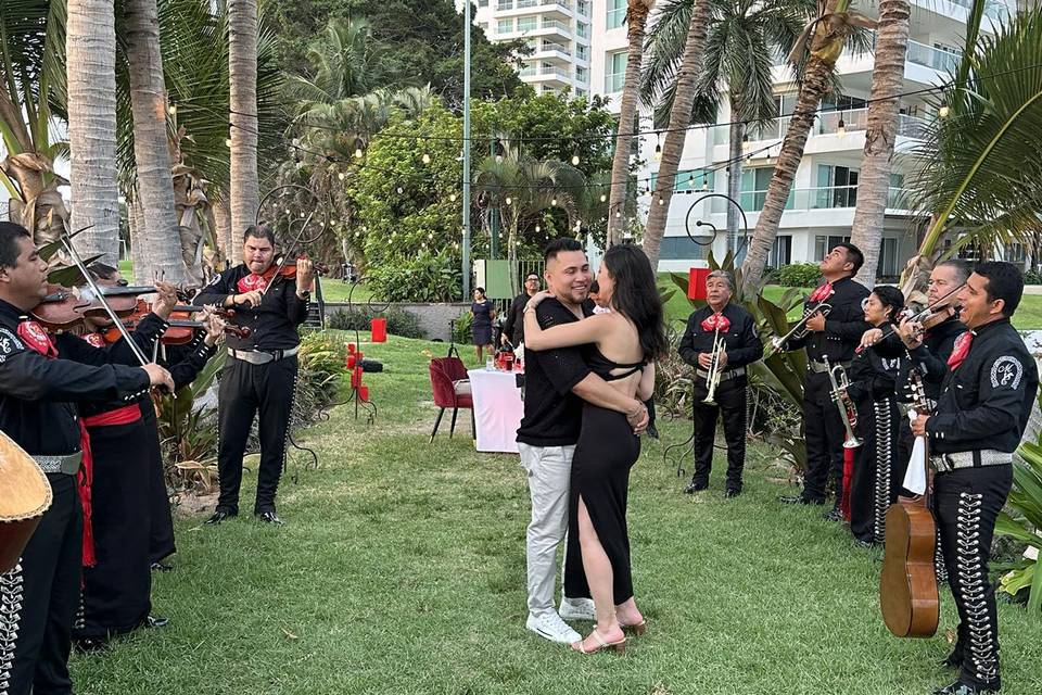 Mariachi tocando en el jardín