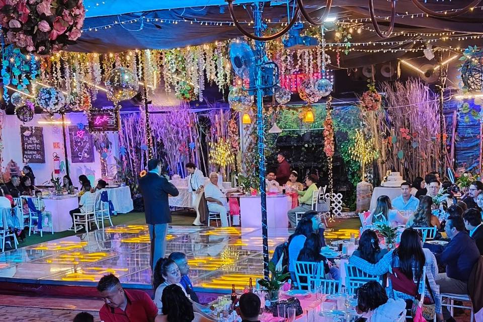 en cena.
